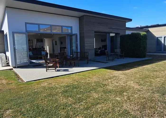 With Amazing And Mountain Views Holiday home Wanaka