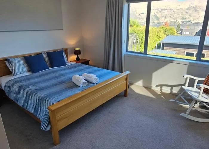 With Amazing And Mountain Views Holiday home Wanaka